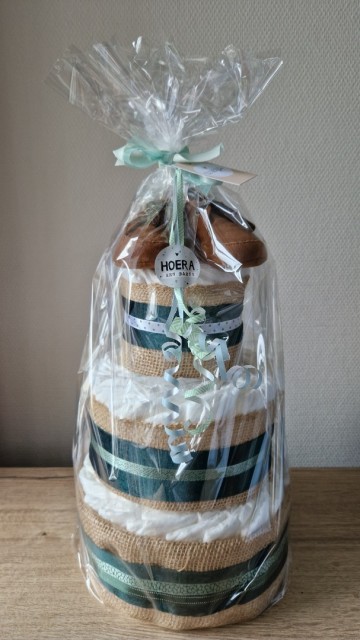 Luiertaart baby shoes groen lint, ingepakt