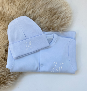 Boxpakje en mutsje met naam