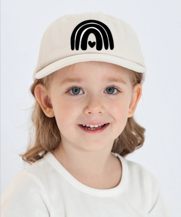 Cap met regenboog hartje