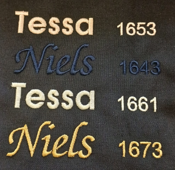 Lettertype en kleur pompom muts met naam 0