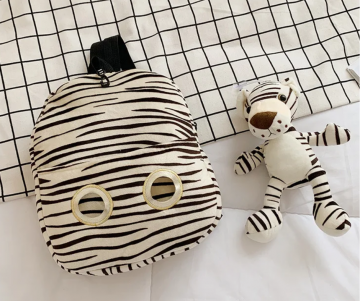 Rugtas zebra met knuffel 2