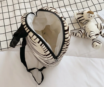 Rugtas zebra met knuffel 4